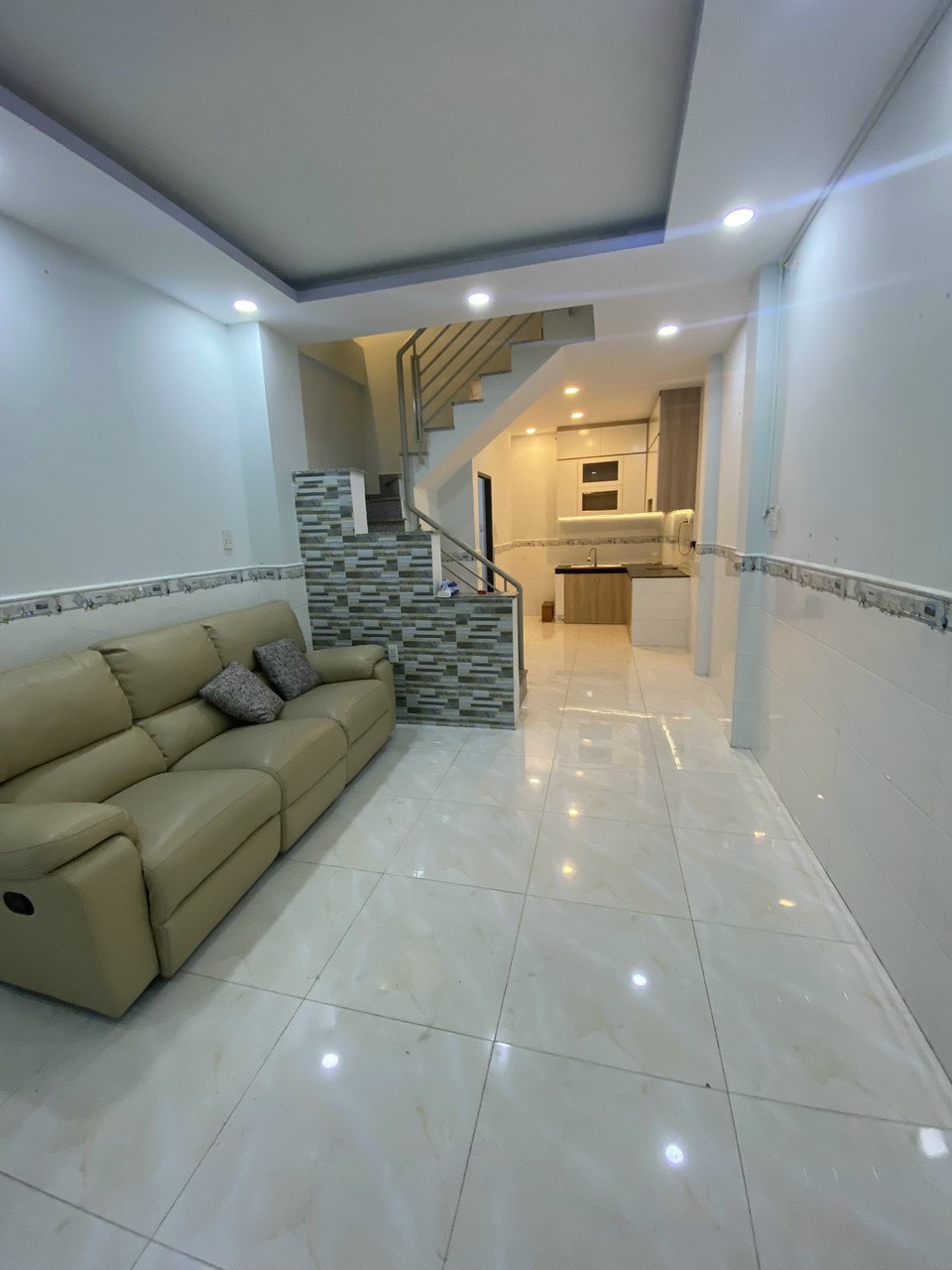 5.4 TỶ ! NHÀ Ở NGAY ĐƯỜNG CMT8, Q10 – GIÁP QUẬN 3 (3.5m x 11m) (MT 1064)