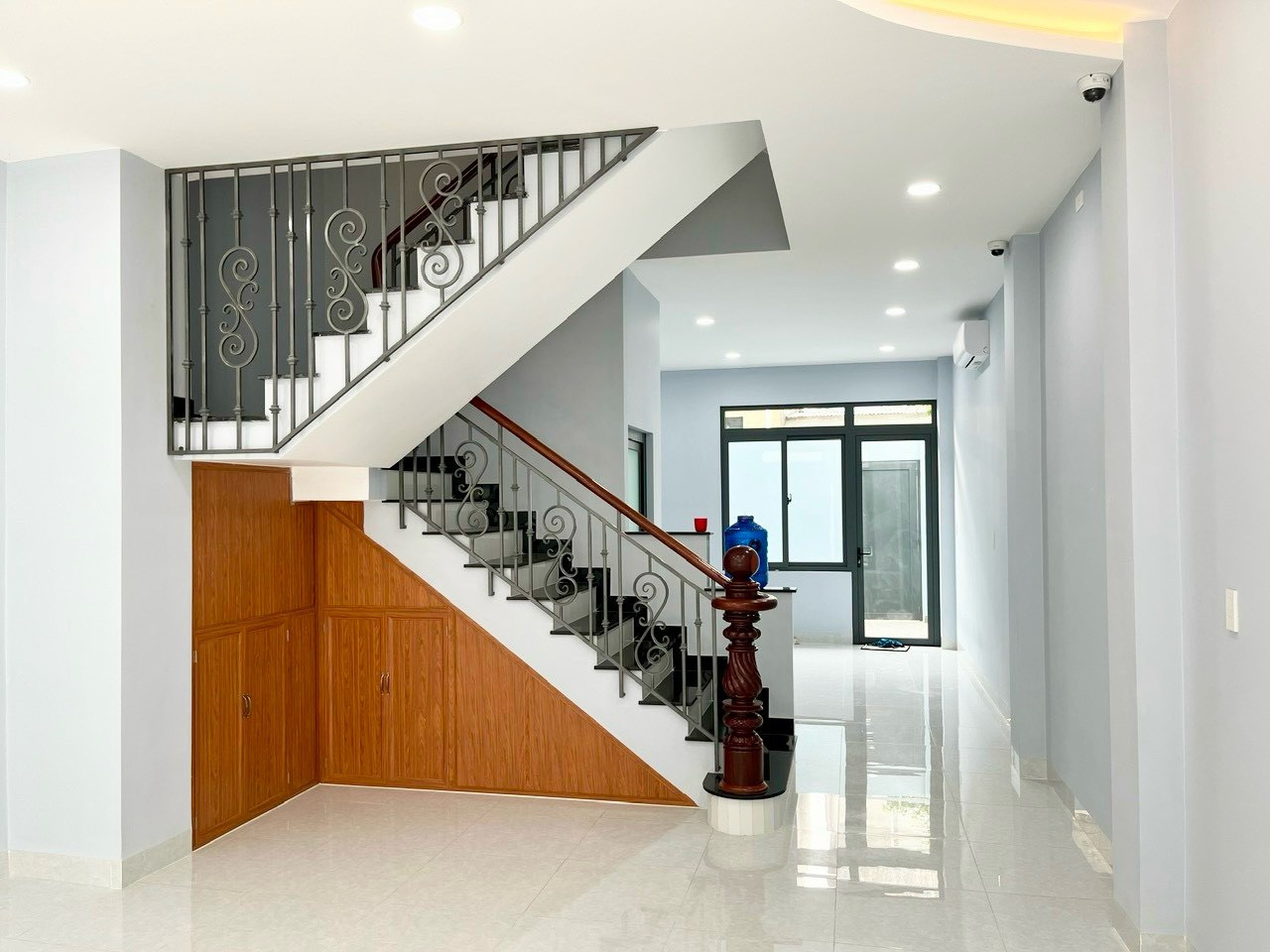 11.5 TỶ - MTNB ĐƯỜNG NHỰA 10m (5x20m, 4 TẦNG) MỚI – KHU  ĐẦM SEN ! (MT 1824)