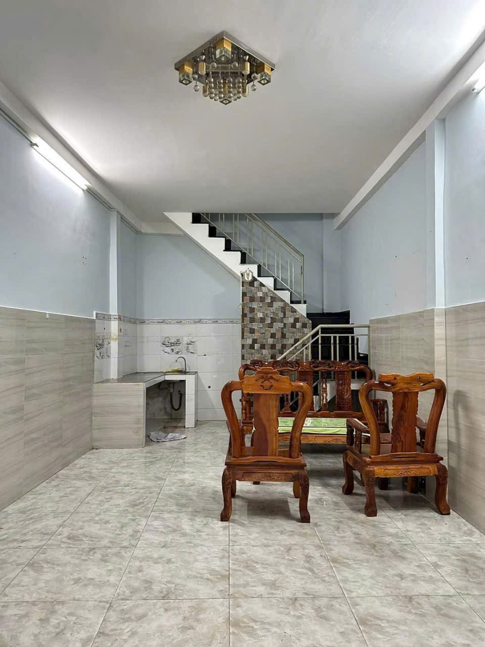 3.7 Tỷ ! Nhà 2 tầng NHỎ XINH – Hẻm ba gác gần giao lộ NI SƯ HUỲNH LIÊN_LẠC LONG QUÂN Tân Bình (MT 2054)