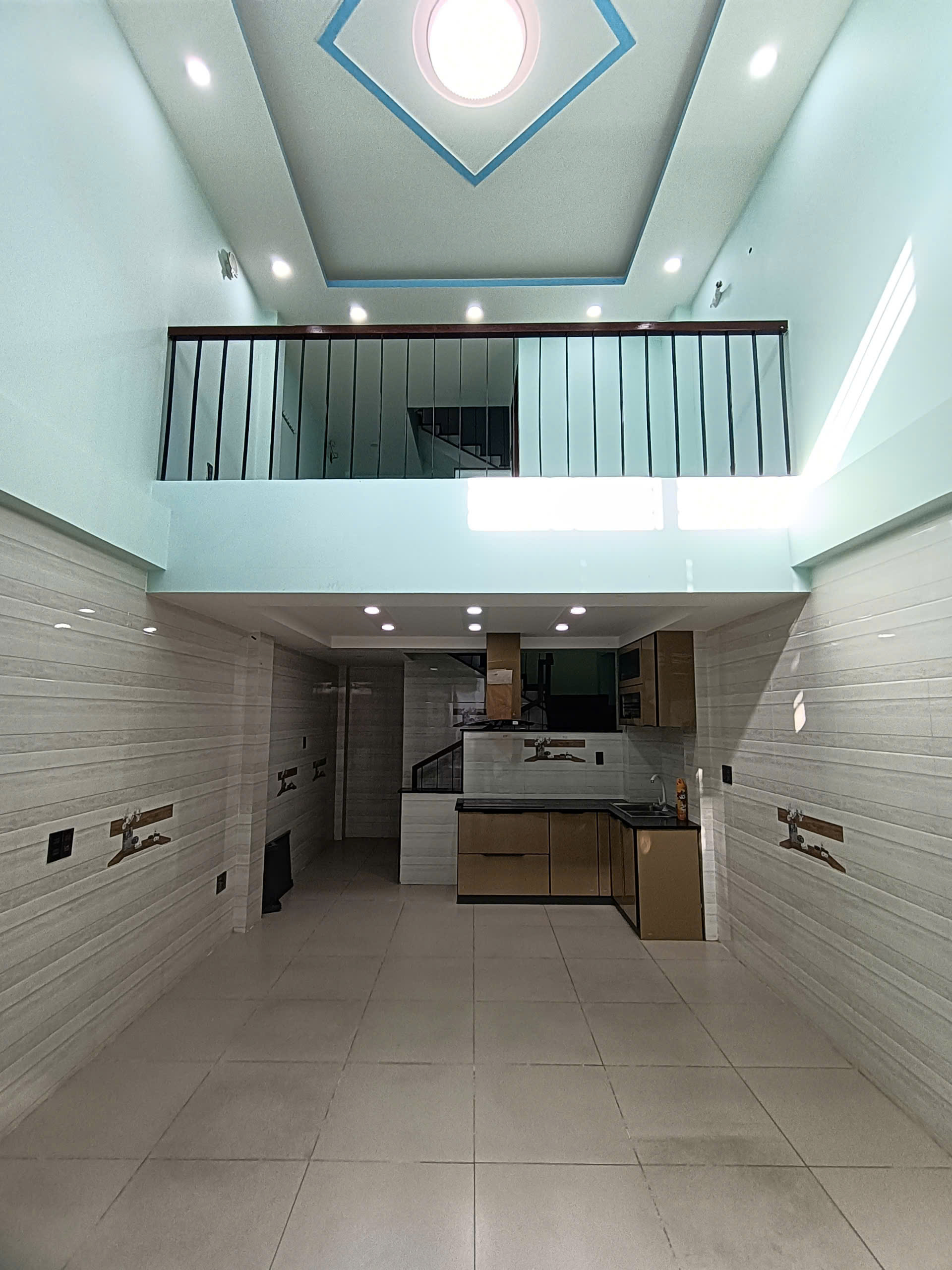 5.6 Tỷ ! Nhà ĐẸP 5 Tầng (4x8m_Nở Hậu) Q.11_CÁCH VÀI CĂN RA ĐƯỜNG XE TẢI (MT 3042)